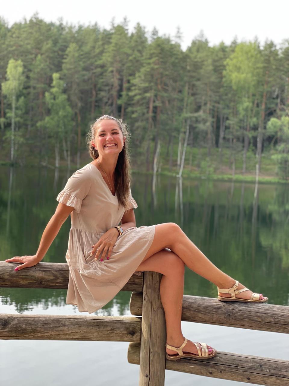 Aija Bāliņa pie ezera